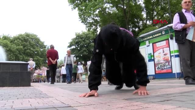 Bursa Karınca Köstümü Giyip, Kadına Şiddete Tepki Gösterdi