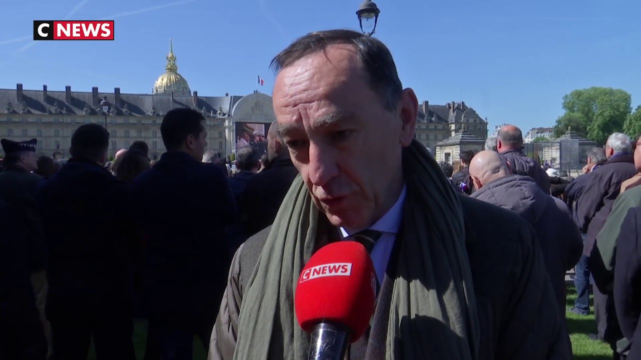 Hommage aux deux militaires : les Français étaient massés sur le pont Alexandre III