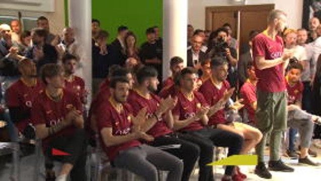 De Rossi hugs teammates after announcing Roma departure