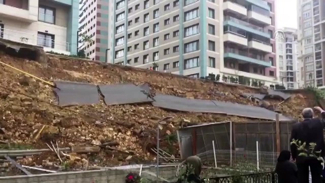 Başakşehir'de istinat duvarı çöktü (1) - İSTANBUL