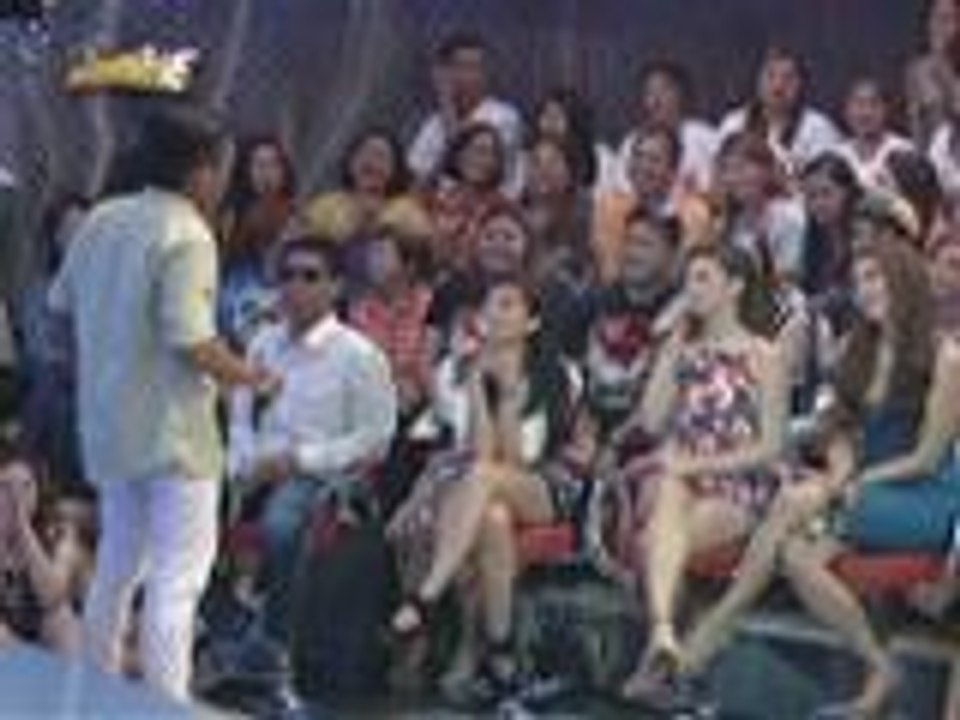 Johnny, hiniritan si Anne ng pa-fall na paliwanag kung ano ang mas  mahirap ang magbuhat ng sako ng bigas araw o ang maging pogi