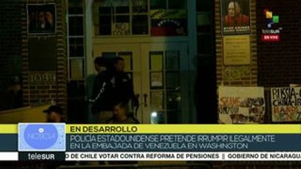 EEUU: Policía entrega orden de desalojo en la embajada de Venezuela