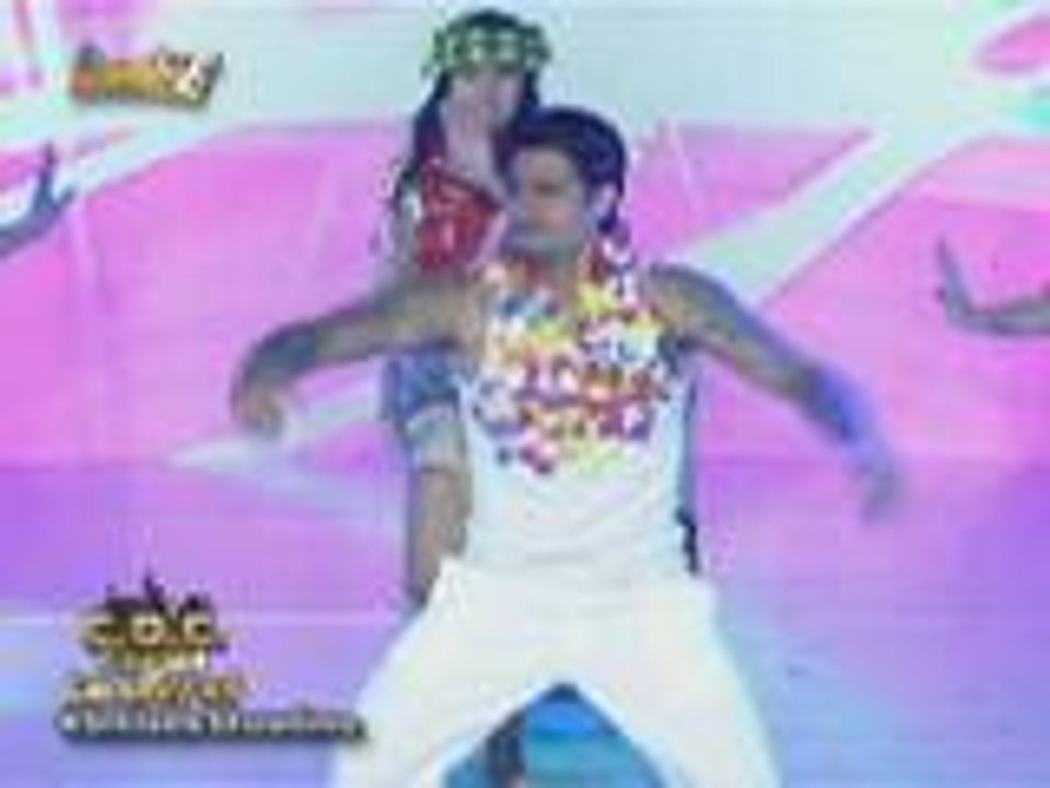 Singer na si Bradley Holmes nag-perform ng Tahitian dance sa  It's Showtime Clash of Celebrities