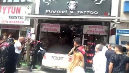 Kontrolden Çıkan Otomobil Dövmeci Dükkanına Girdi: 2 Yaralı