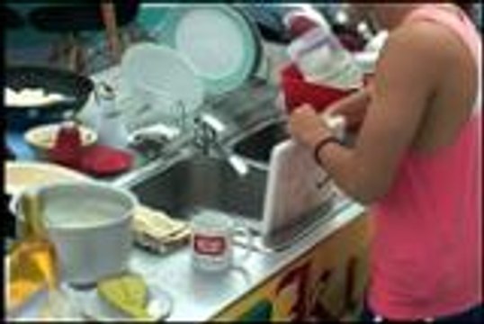 PBB 737 Uncut: Jameson, napasayaw habang naghuhugas ng plato