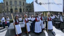 Hundreds of Norwegian women demonstrate against closure of birthing centres