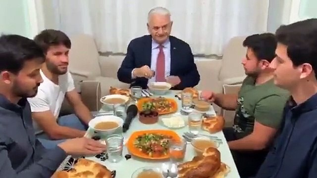 Binali Yıldırım öğrencilerle birlikte iftarını açtı