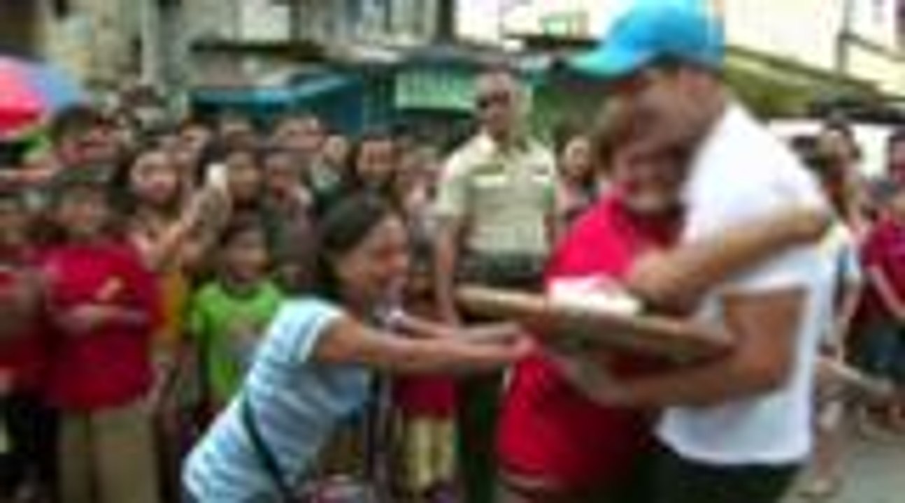WATCH: Piolo Pascual's Ultimate Christmas Surprise for Huwarang Pamilya PALARCA Family on #ASAPGivesBack