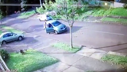 Câmera mostra Peugeot sendo furtado na Região do Lago