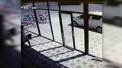 Cette femme se fait troller par une porte vitrée