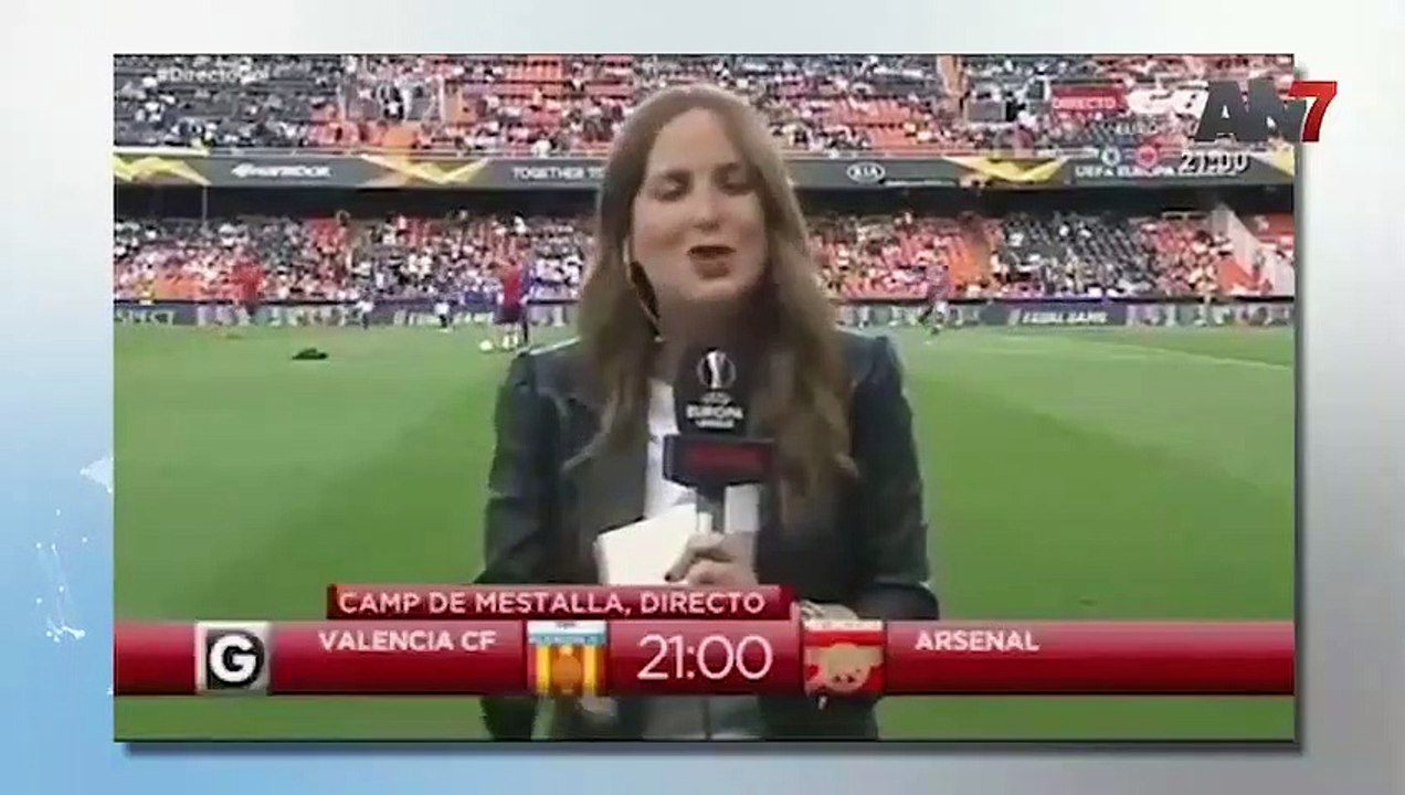 Une journaliste espagnole prend un ballon en pleine tête pendant l'échauffement