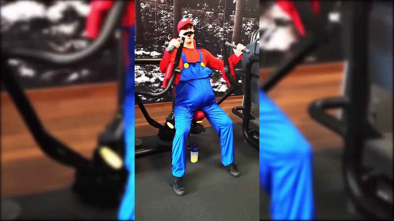 Super Mario fait de la muscu à la salle de spo...