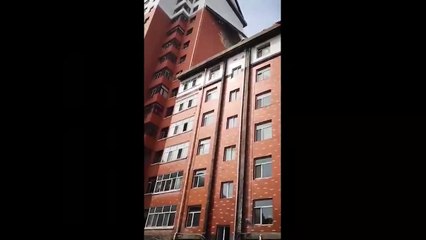 Fachada de edificio vuela en pedazos por culpa del viento