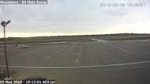 Relámpago cae en la pista de aterrizaje de aeropuerto
