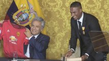 Ecuador homenajea a Valencia, tras su retiro del Manchester United