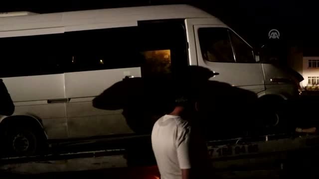 Düzensiz Göçmenleri Taşıyan Minibüs Direğe Çarptı: 12 Yaralı