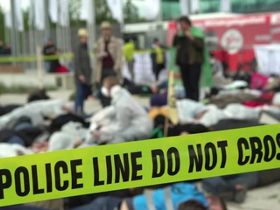 'VW tötet': Protest bei Hauptversammlung in Berlin