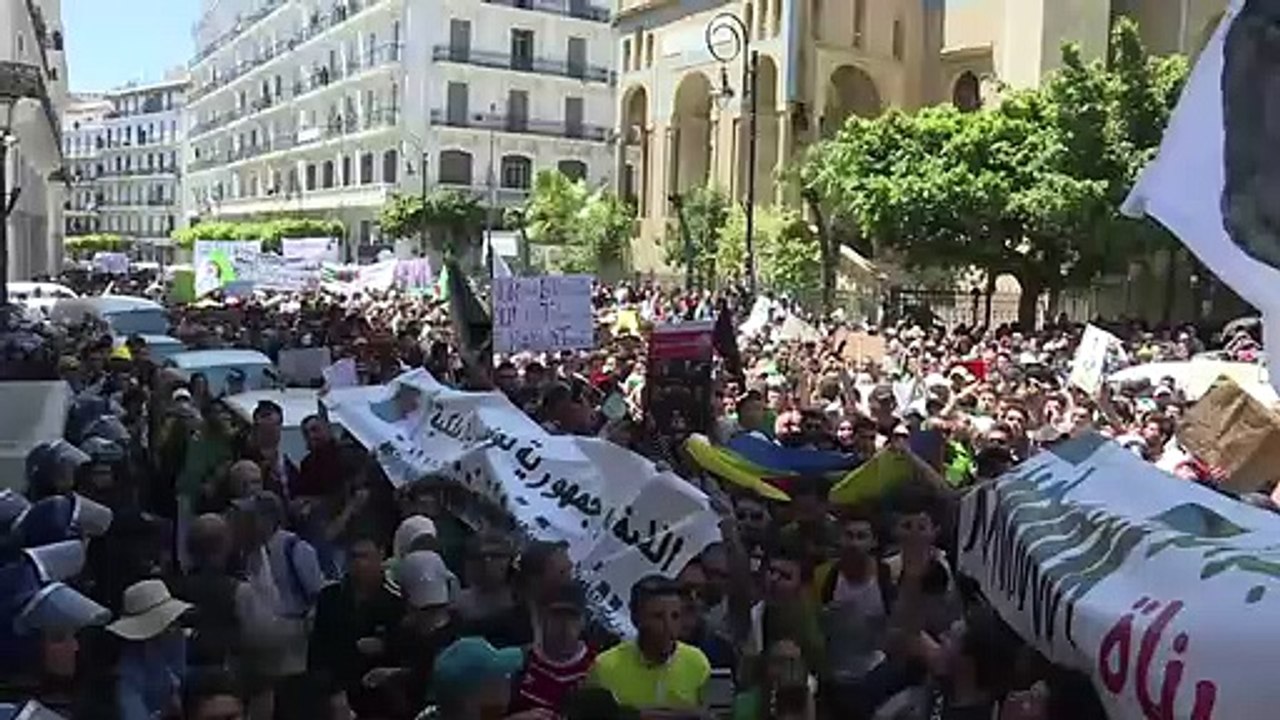 Algerie: les étudiants manifestent malgré le ramadan