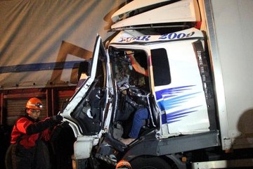 Otoyolda İki Kamyonun Karıştığı Kazada Mucize Kurtuluş