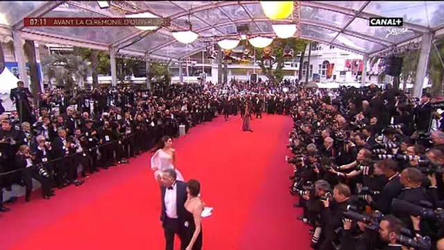 Cannes : Le fou rire de Laurent Weil et Laurie Cholewa en direct hier sur Canal en confondant Selena Gomez avec... une actrice asiatique !
