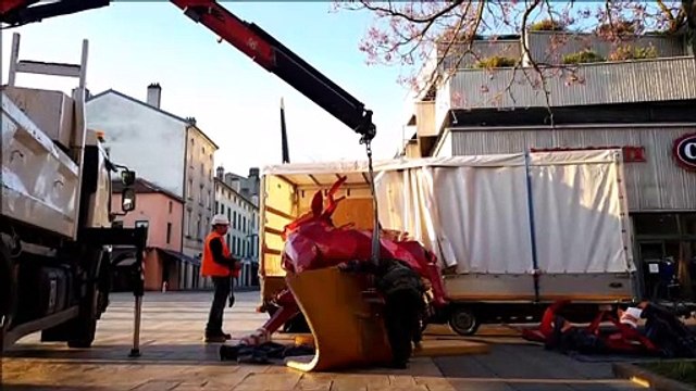 Nancy : installation d'une des œuvres monumentales de Richard Orlinski