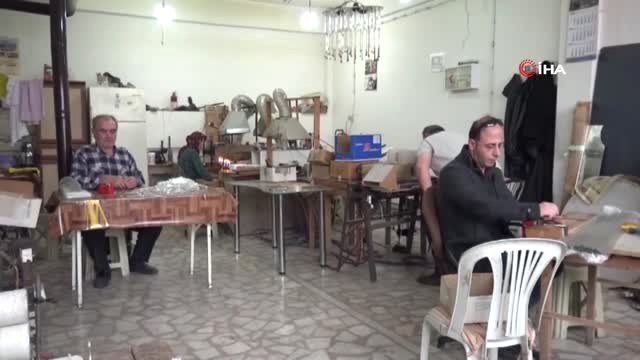 Kendi İmkanlarıyla Yaptıkları Makinelerde Cam Kaşık Üretip Dünyaya Satıyorlar