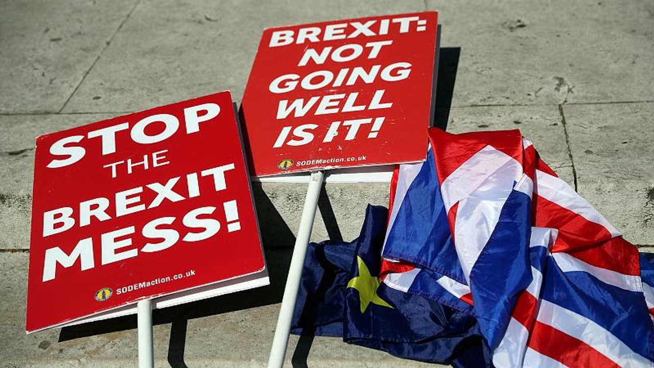 Brexit: Καταθέτει νομοσχέδιο για τη συμφωνία απ...