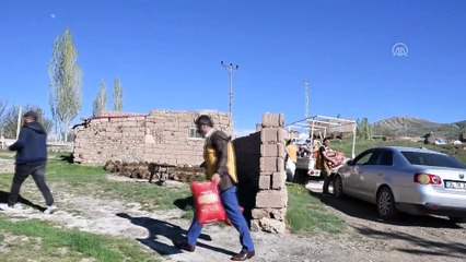 'Kardeşlik Paketi' ile ihtiyaç sahiplerini sevindiriyorlar - AĞRI