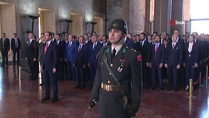 Bakan Kasapoğlu, Gençlik Haftası’nın ilk gününde Atatürk’ün huzurunda
