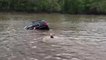 L'impressionnant sauvetage d'une femme bloquée dans sa voiture qui coule dans une rivière