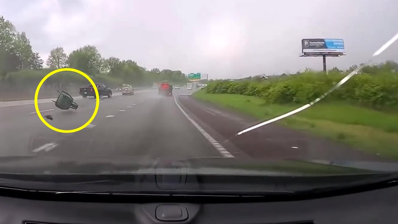 Une brouette tombe sur l'autoroute et manque de percuter une voiture