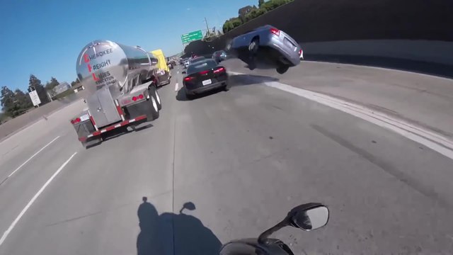 Une voiture fait des tonneaux sur l'autoroute après avoir grillé la priorité d'une moto