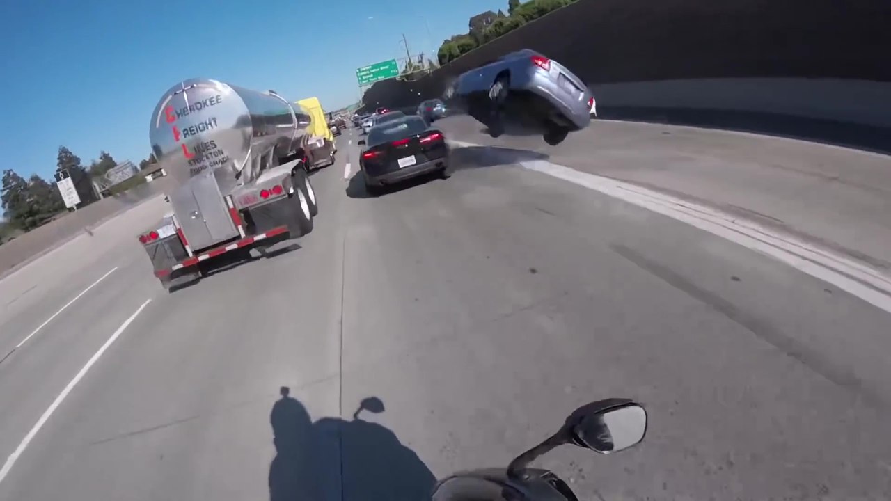 Une voiture fait des tonneaux sur l'autoroute après avoir grillé la priorité d'une moto