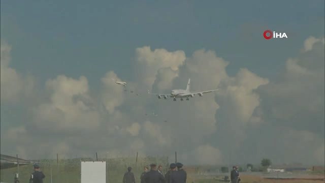 Füzeleri İnceleyen Putin'e Savaş Uçakları Eşlik Etti