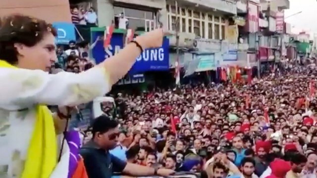 Huge crowd at Priyanka's Pathankot rally, people chants 'Chowkidar Chor Hai' | Oneindia News