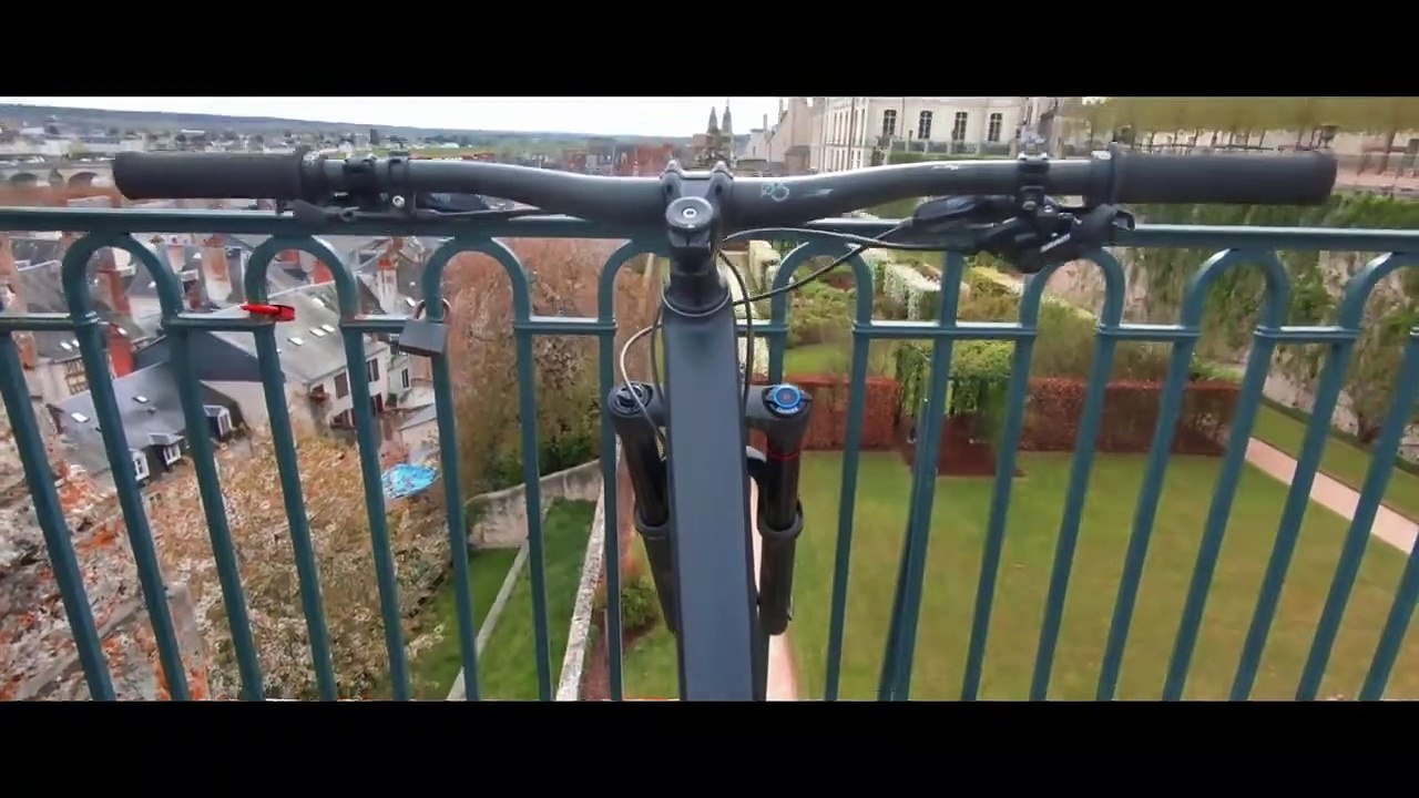 Petite frayeur pendant un downhill urbain à VTT (Blois)