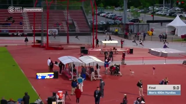 Un athlète remporte un 400m haies en plongeant sur la ligne d'arrivée
