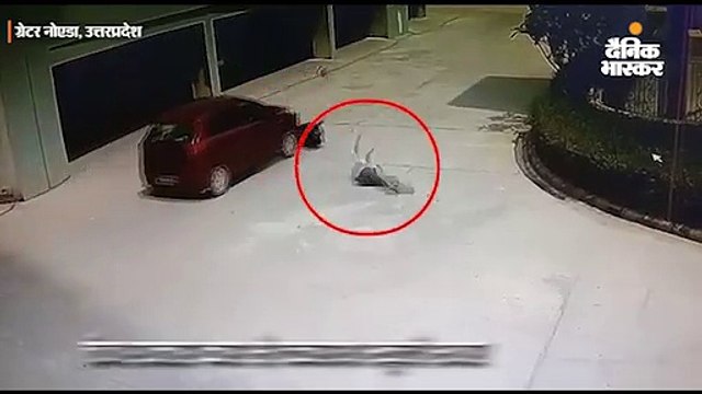 कार से टकराया स्कूटी सवार; हवा में उछलकर दूर जाकर गिरा