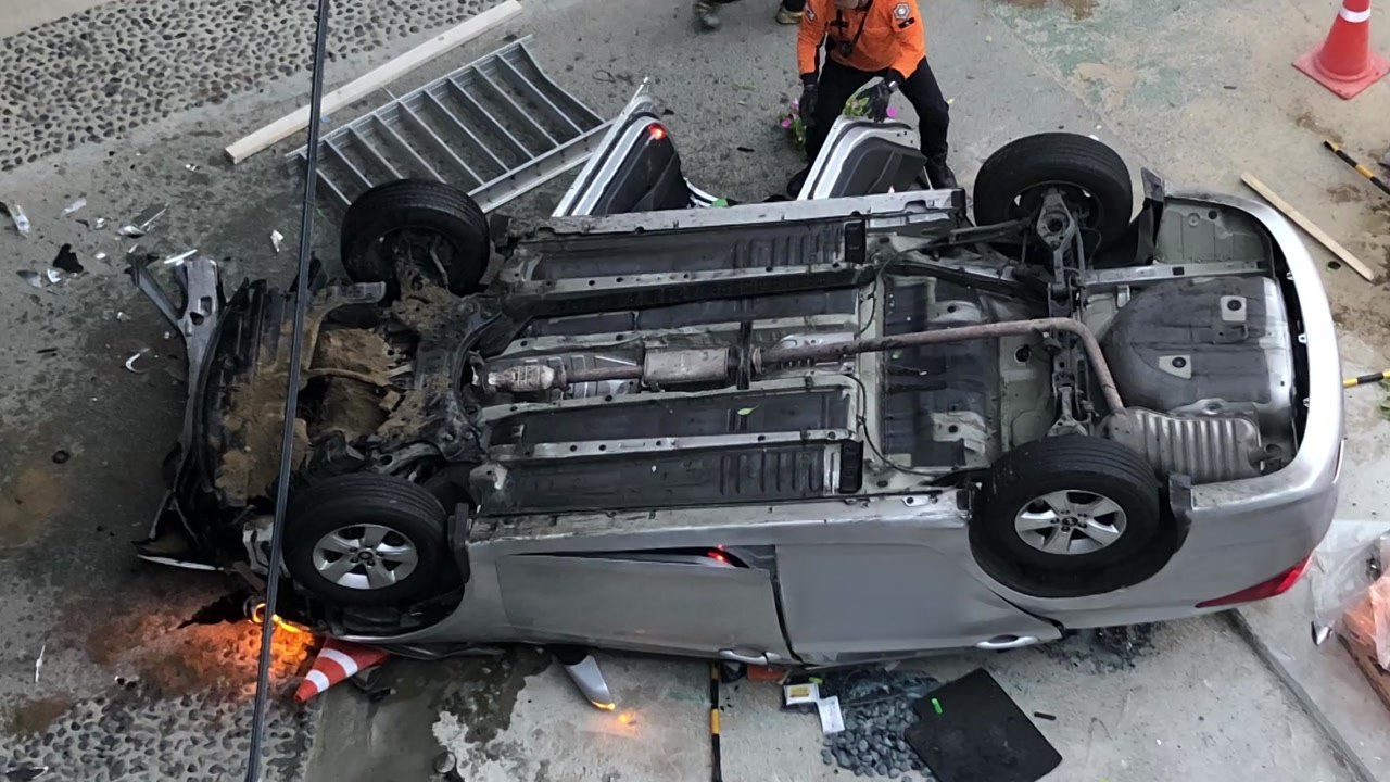 택시, 다리 난간 들이받고 추락...2명 사상 / YTN