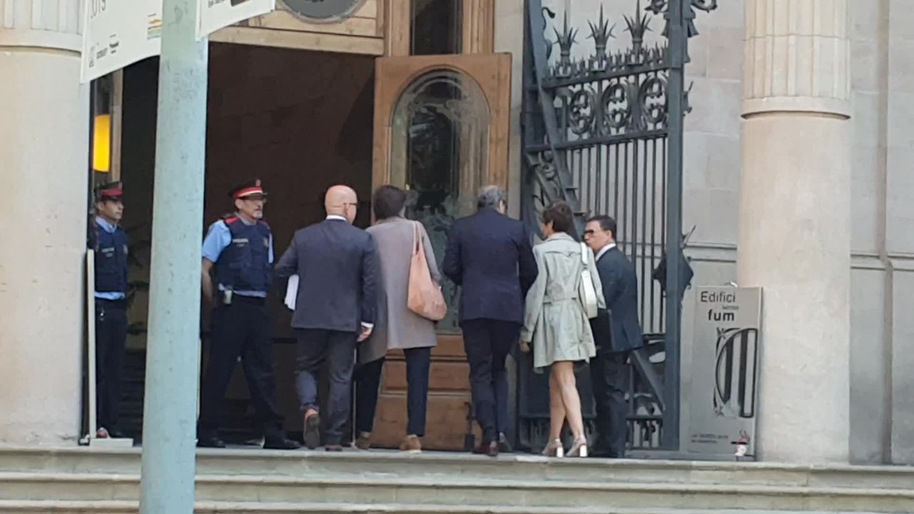 Torra entra a declarar entre gritos de independencia