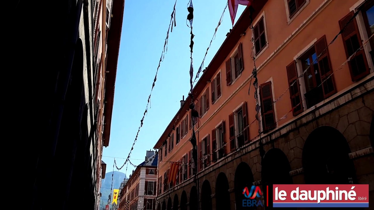 Chambéry : c’est quoi ces guirlandes de soutiens-gorge rue de Boigne ?