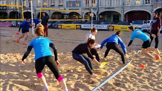 Le club de volley de Pont-a-Mousson s'entraine place Duroc