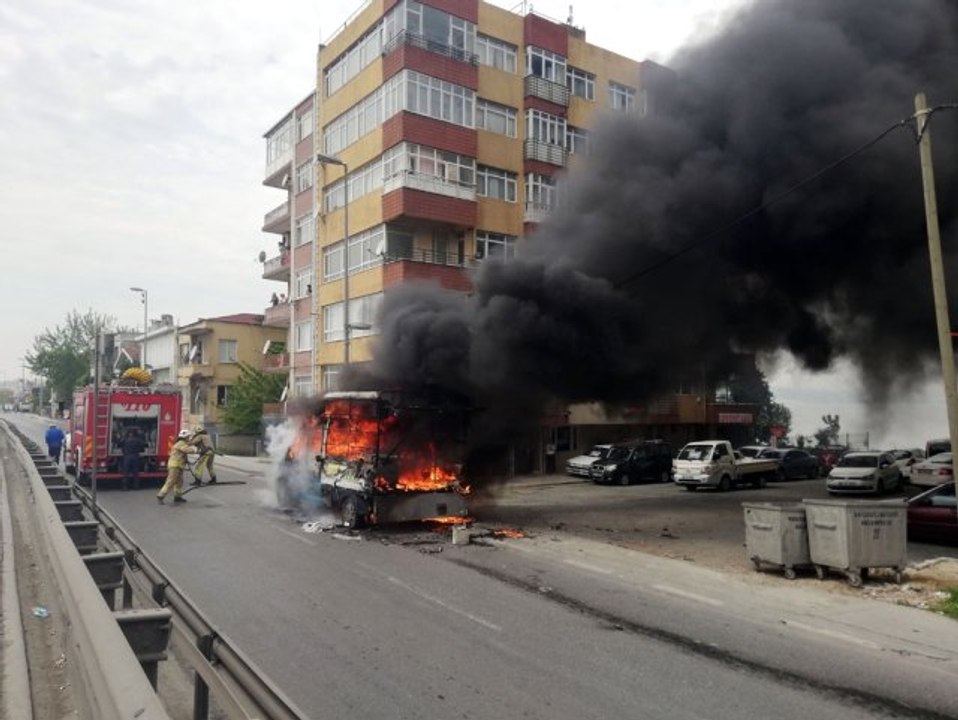 E-5 Karayolu Küçükçekmece'de Kamyonette Yangını
