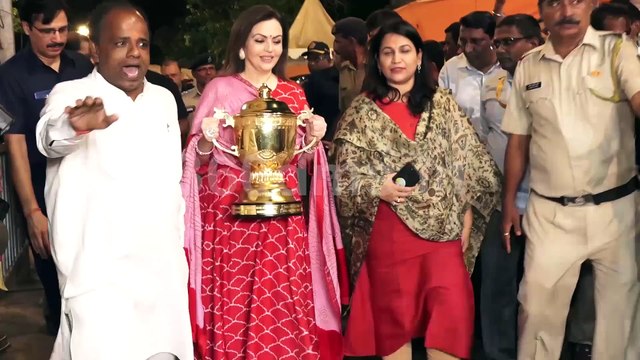 Nita Ambani spotted at Siddhivinayak Temple to Thanks For Mumbai India Win