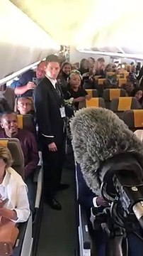 A bord de Air Sénégal _ cette passagère malienne chante Macky Sall