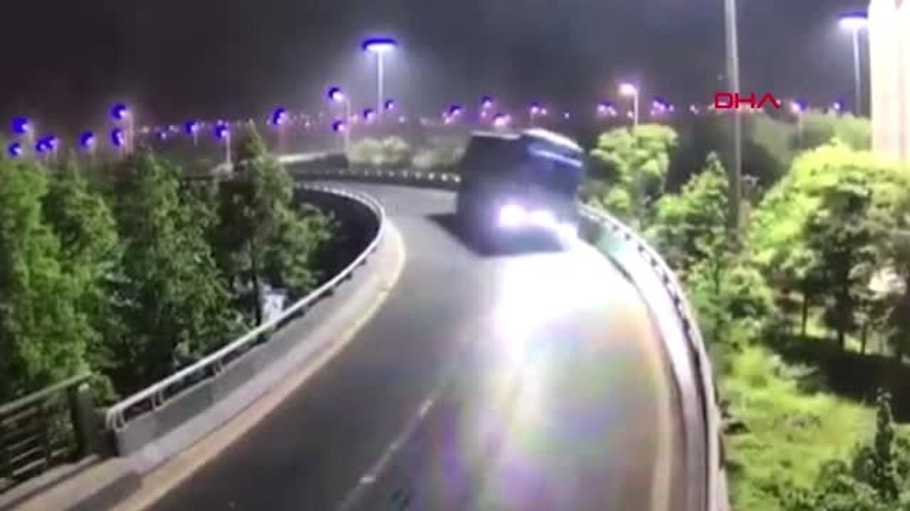 Dha Dış ? Çin'de Kamyon Sürücüsü Bu Kazadan Yara Almadan Kurtuldu