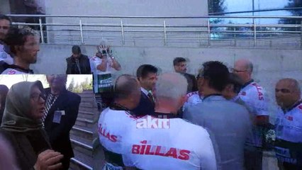 Sadece o amaç için bisikletle 480 km yol kat ettiler