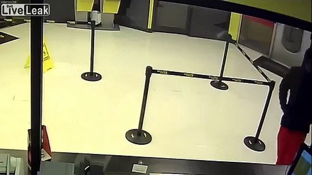 Cet idiot essaye de braquer un banquier derrière une vitre blindée !