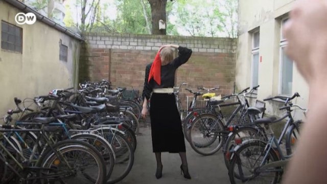 Çöpe atılmış kıyafetleri giyer miydiniz?