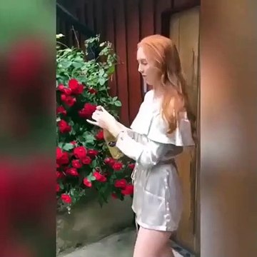 Une bouteille de champagne tombe et s'explose brutalement sur le visage de cette fille